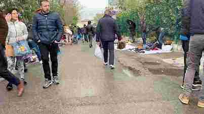 Milano, i mercatini di viale Puglie tra abusivi, degrado e illegalità