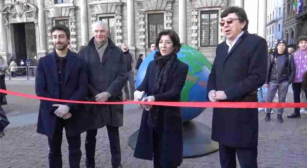 Milano, posato in piazza Scala il primo dei 100 globi d’artista