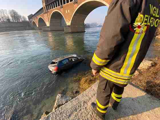 Pavia, un’auto finisce in Ticino e si incaglia sulla riva