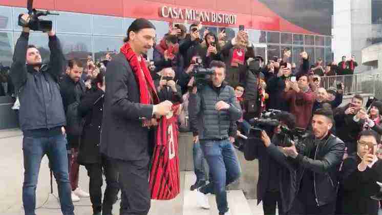 Ibrahimovic arriva a casa Milan: foto e sorrisi con i tifosi
