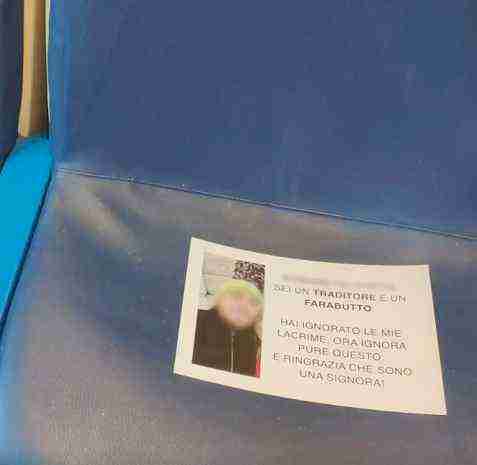 Lui la tradisce, lei tappezza il treno di fogli con foto e nome: “farabutto”