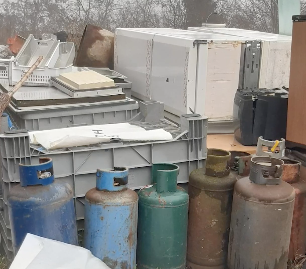 Carbonara Ticino, spunta una discarica accanto al municipio