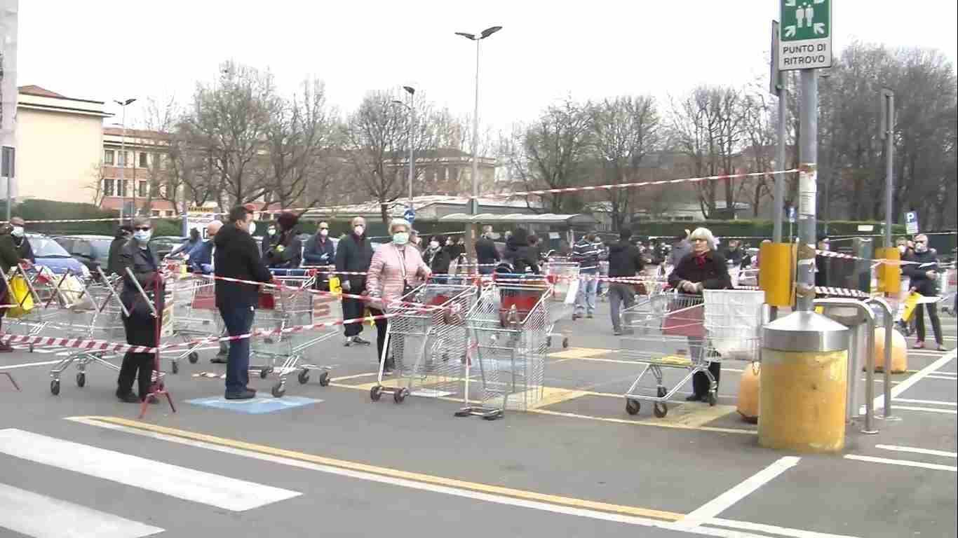 In attesa di nuove restrizioni, ancora lunghissime code per la spesa non solo a Milano