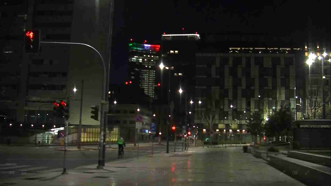 Ecco Milano all’ora dell’aperitivo. Le immagini della città deserta ma ‘illuminata’