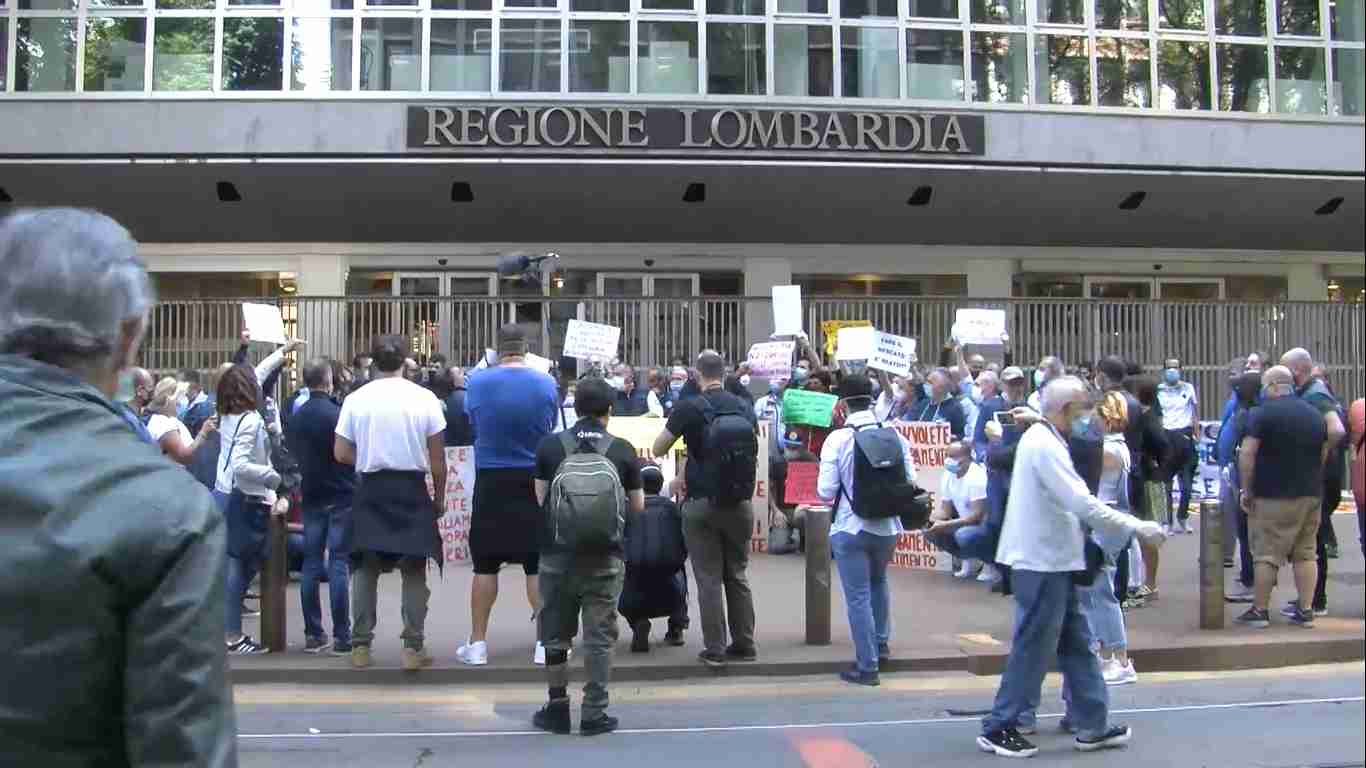 Protesta degli ambulanti davanti alla Regione: ‘Rischiamo di rivolgerci agli usurai’