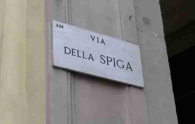 I negozi sfitti di via della Spiga si trasformano in un museo a cielo aperto