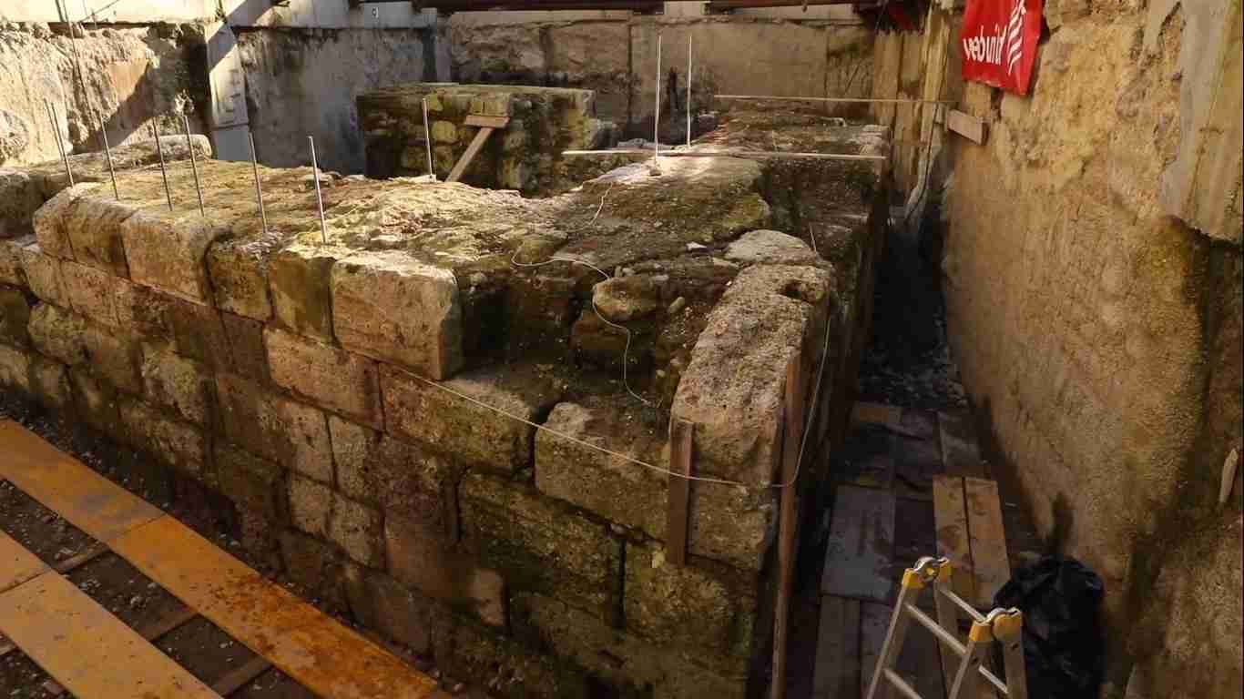 Via ai lavori per smontare e ricollocare il muro romano rinvenuto nei cantieri M4