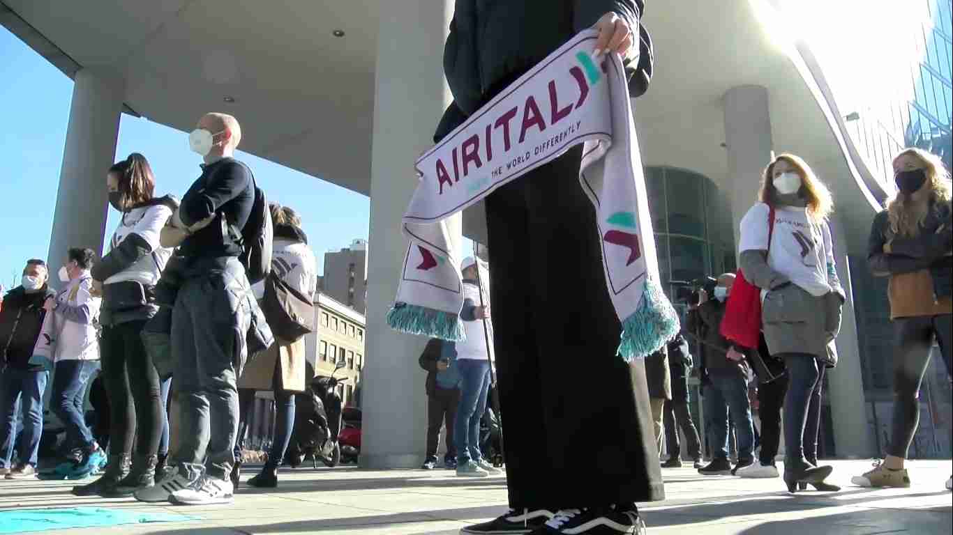 Air Italy, i lavoratori protestano sotto Regione Lombardia, ‘Serve un miracolo’