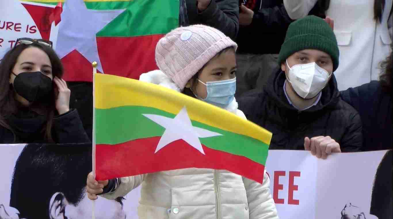 Birmania, presidio sotto Palazzo Marino contro il golpe militare
