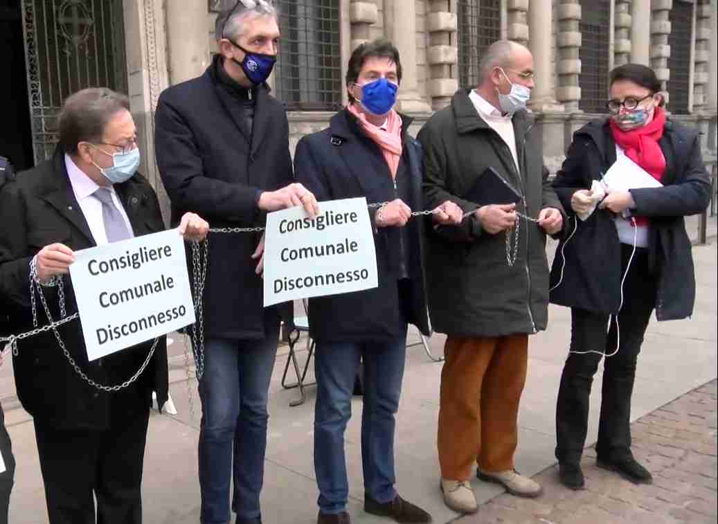 Milano, opposizione chiede il Consiglio Comunale in presenza, protesta tra catene e pantofole