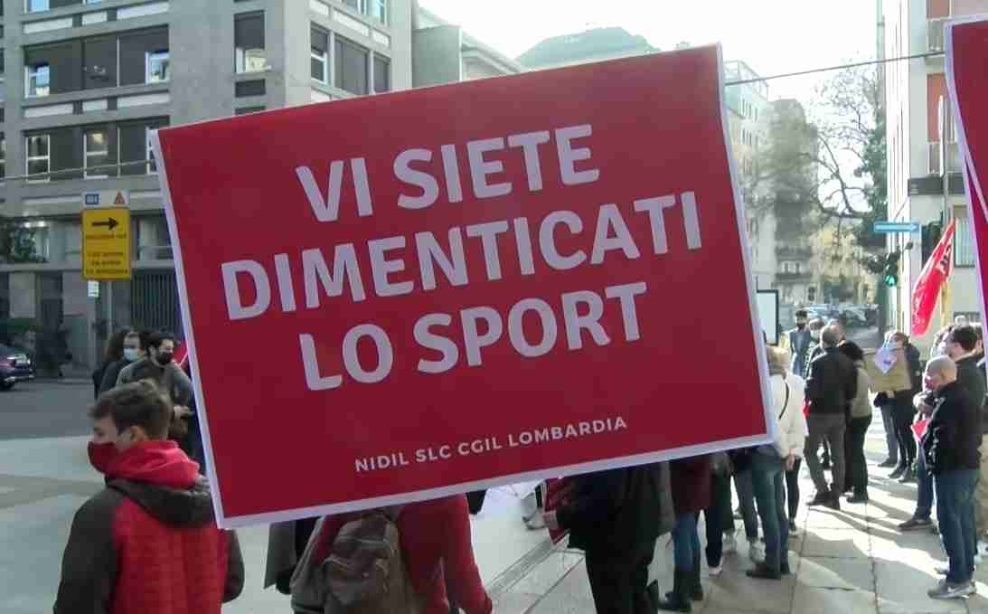 Milano, i lavoratori dello sport protestano sotto la Prefettura