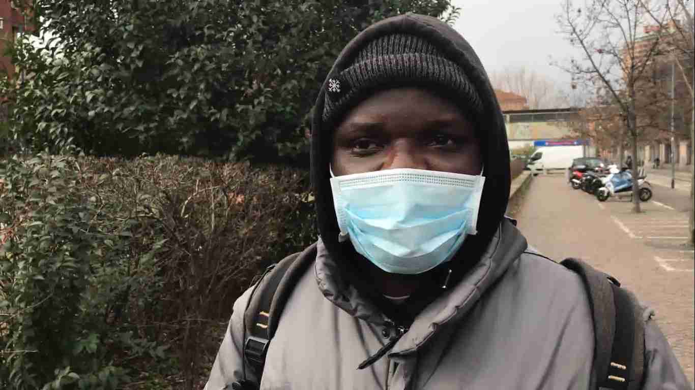 ‘Dalla Nigeria a Milano, pulisco le strade per integrarmi’, la storia di Nelson