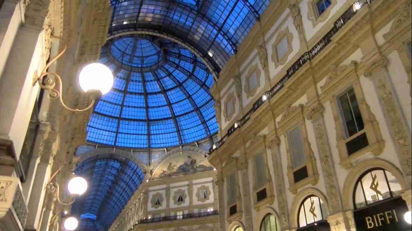 Galleria Vittorio Emanuele, le botteghe storiche in affanno tra chi lascia e chi resta