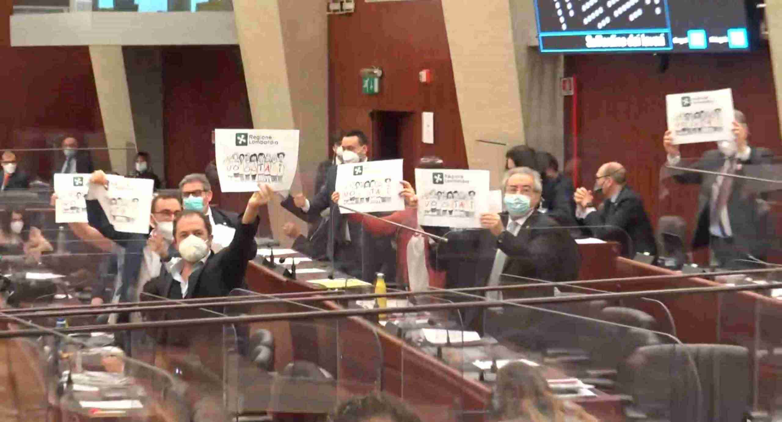 Fontana non si presenta in Consiglio regionale per parlare di Aria: la polemica dell’opposizione