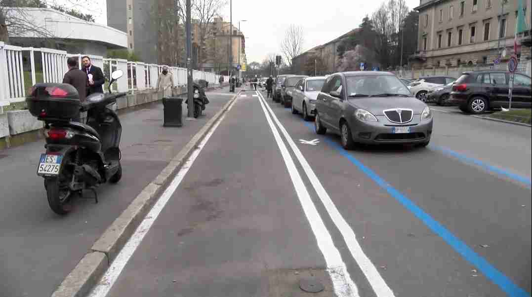 Polemica per la ciclabile di via Saint Bon davanti ai centri vaccinali
