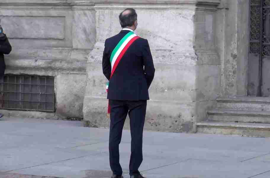 Giornata nazionale per le vittime del Covid, Sala le ricorda sotto Palazzo Marino