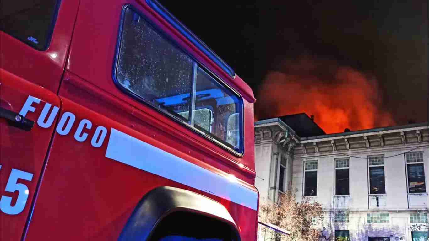 Incendio nella Palazzine Liberty appena sgomberata