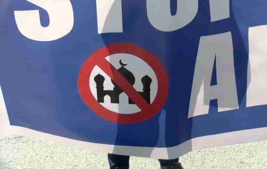 La Lega in presidio davanti al centro islamico di viale Jenner, ”Stop moschee abusive”