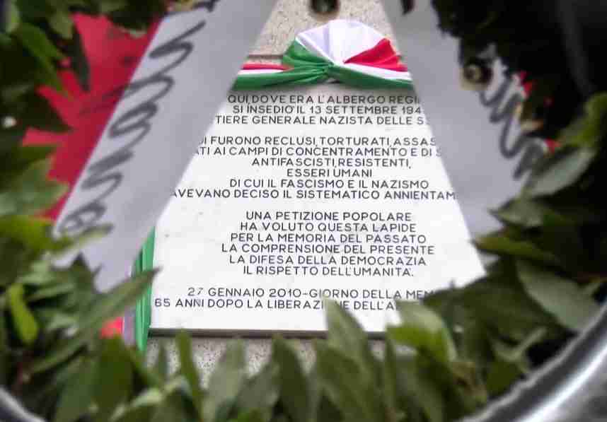 Giorno della Memoria: Bandiere a mezz’asta e fiori sui luoghi delle torture delle SS