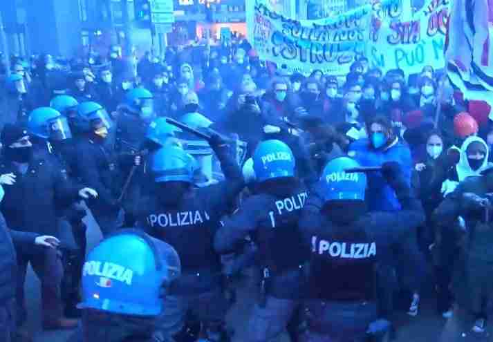 Gli scontri tra polizia e studenti per la morte di Lorenzo arrivano in Consiglio Comunale