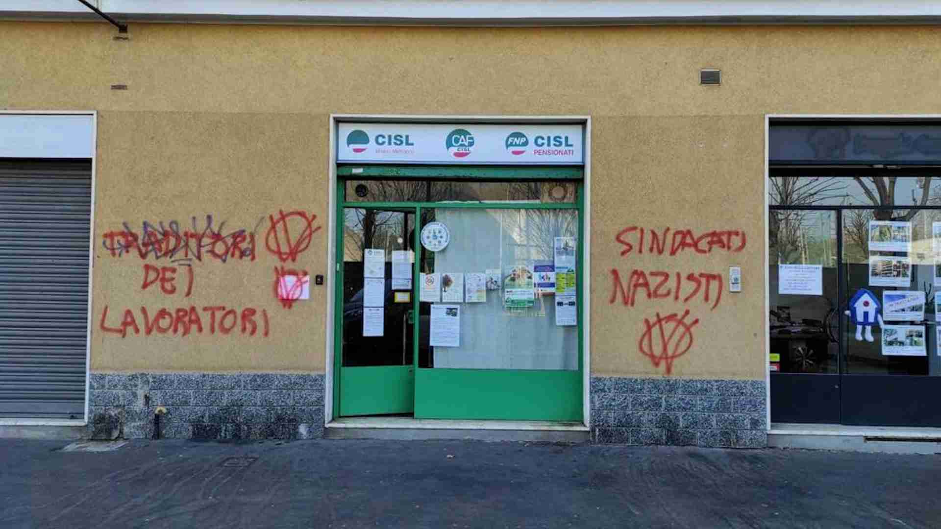 Milano, sede Cisl vandalizzata: sui muri le scritte: “Sindacati nazisti”