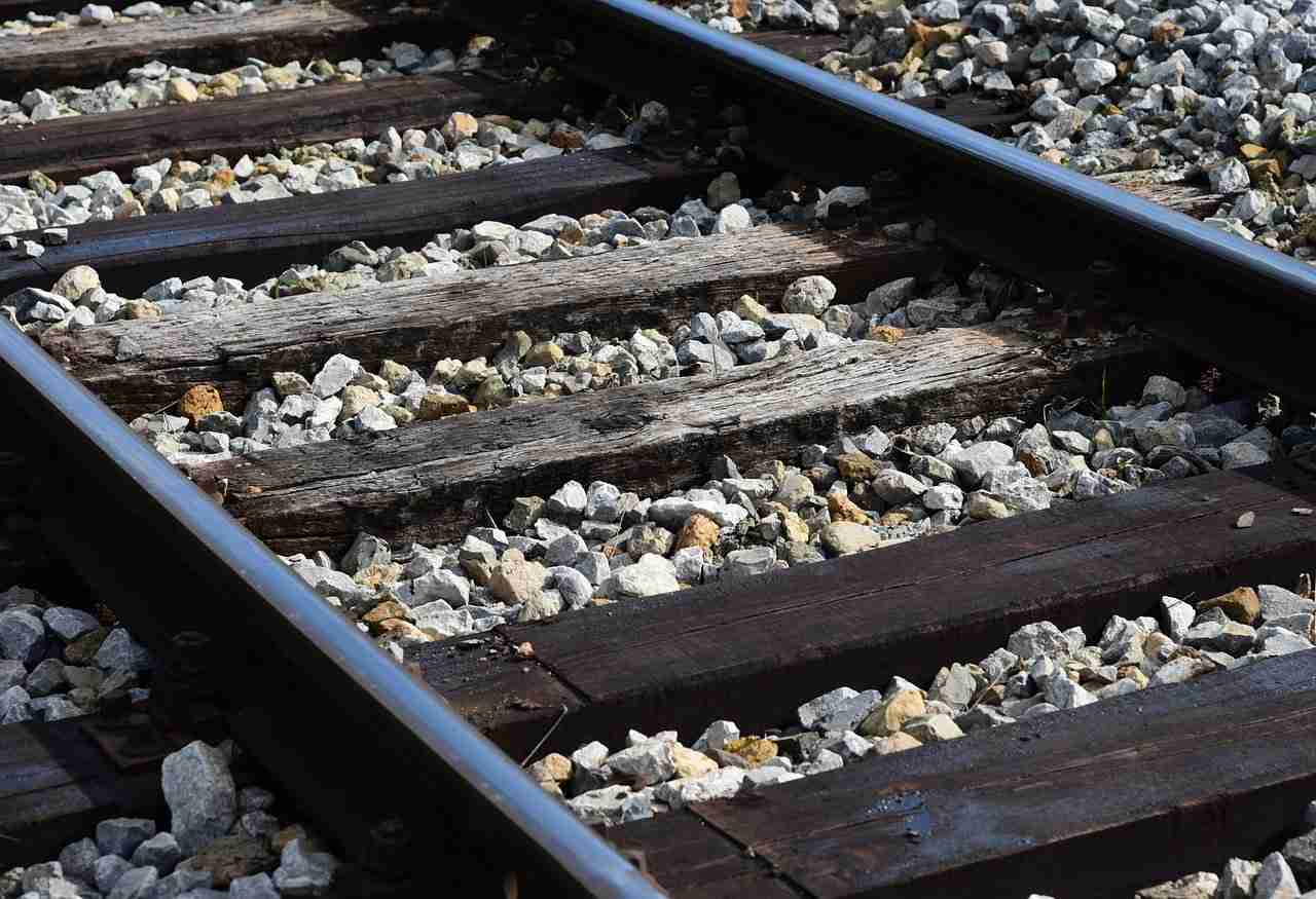 Milano-Mortara, nuovi disagi e vandalismi sui treni e nelle stazioni