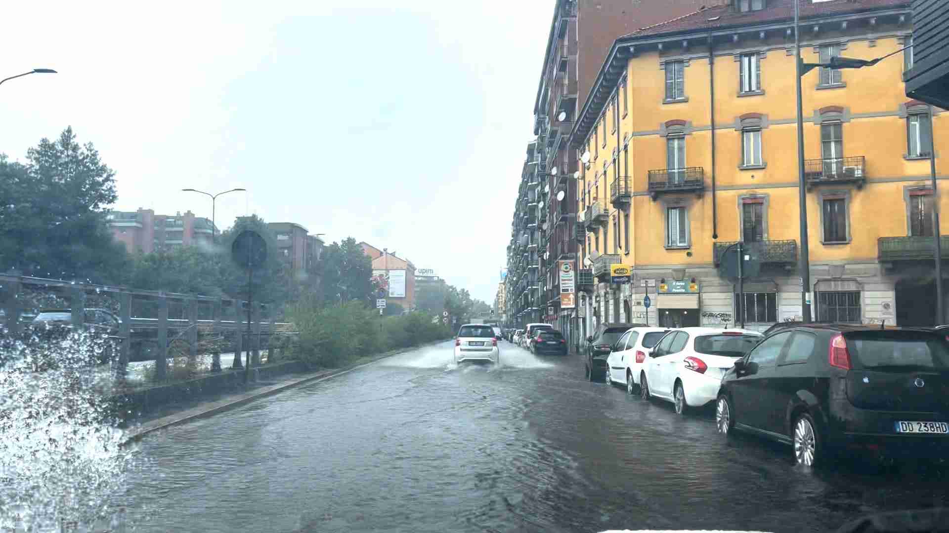 Altro nubifragio a Milano, violenti piogge allagano la città