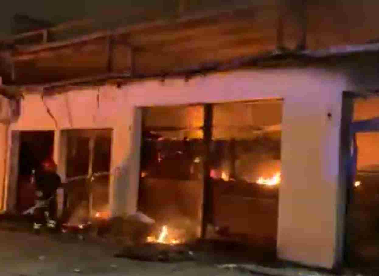 Incendio a Vigevano: completamente distrutto un mini market di viale Industria