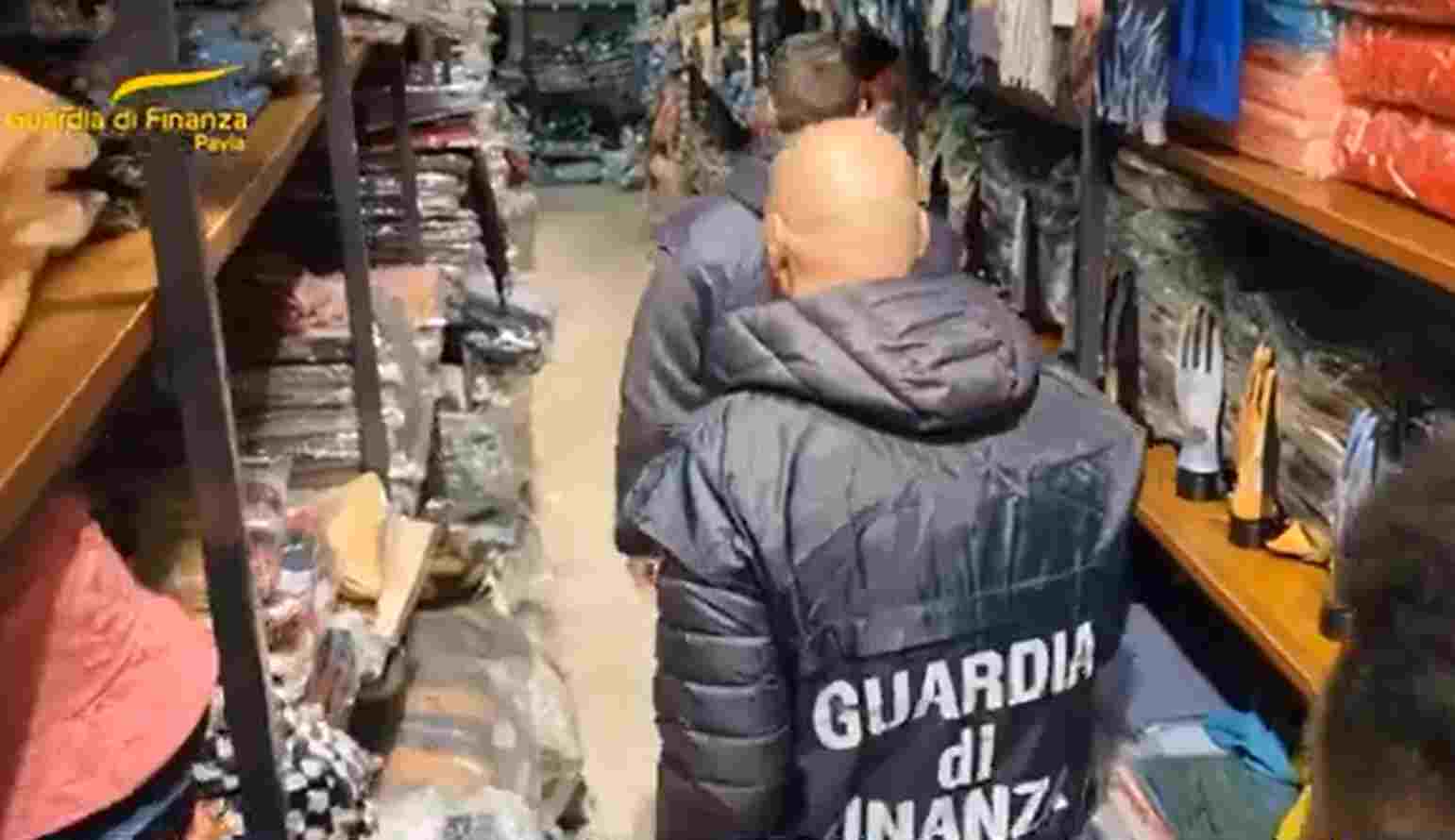 “Puro cachemire” ma era plastica: sequestrati circa 120mila capi di abbigliamento