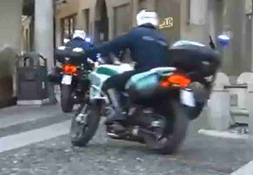 Tre bande di dodicenni insultano anziani e commercianti in centro a Vigevano. Interviene la Polizia Locale