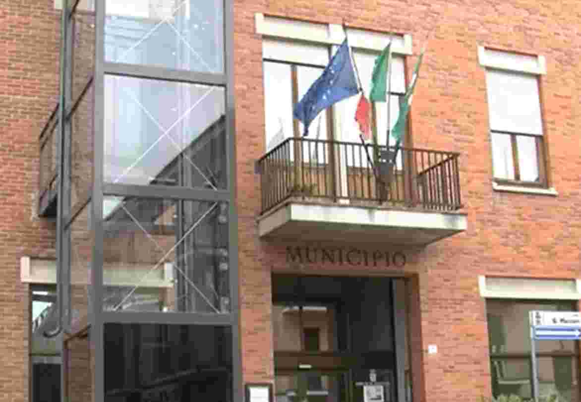 Cilavegna, il sindaco sgrida i giovani via social per i vandalismi in paese