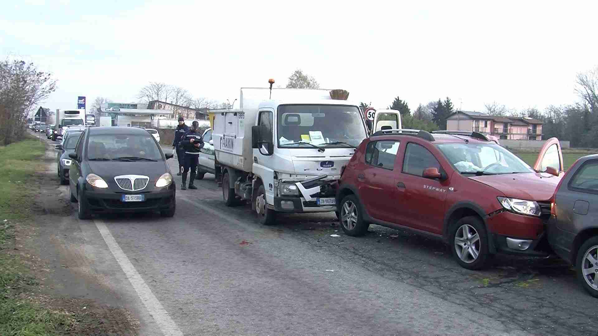 Vigevano, maxi tamponamento in viale Commercio: coinvolte tre vetture