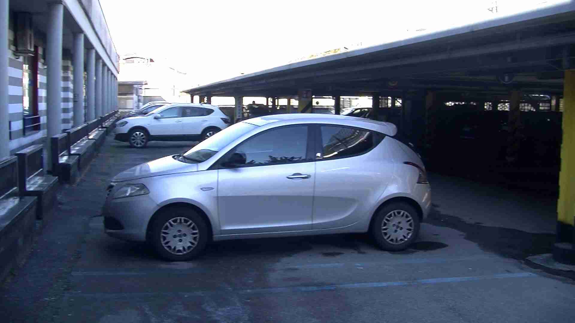 Vigevano, ancora problemi nel parcheggio di via Farini: giovane denunciato per rapina