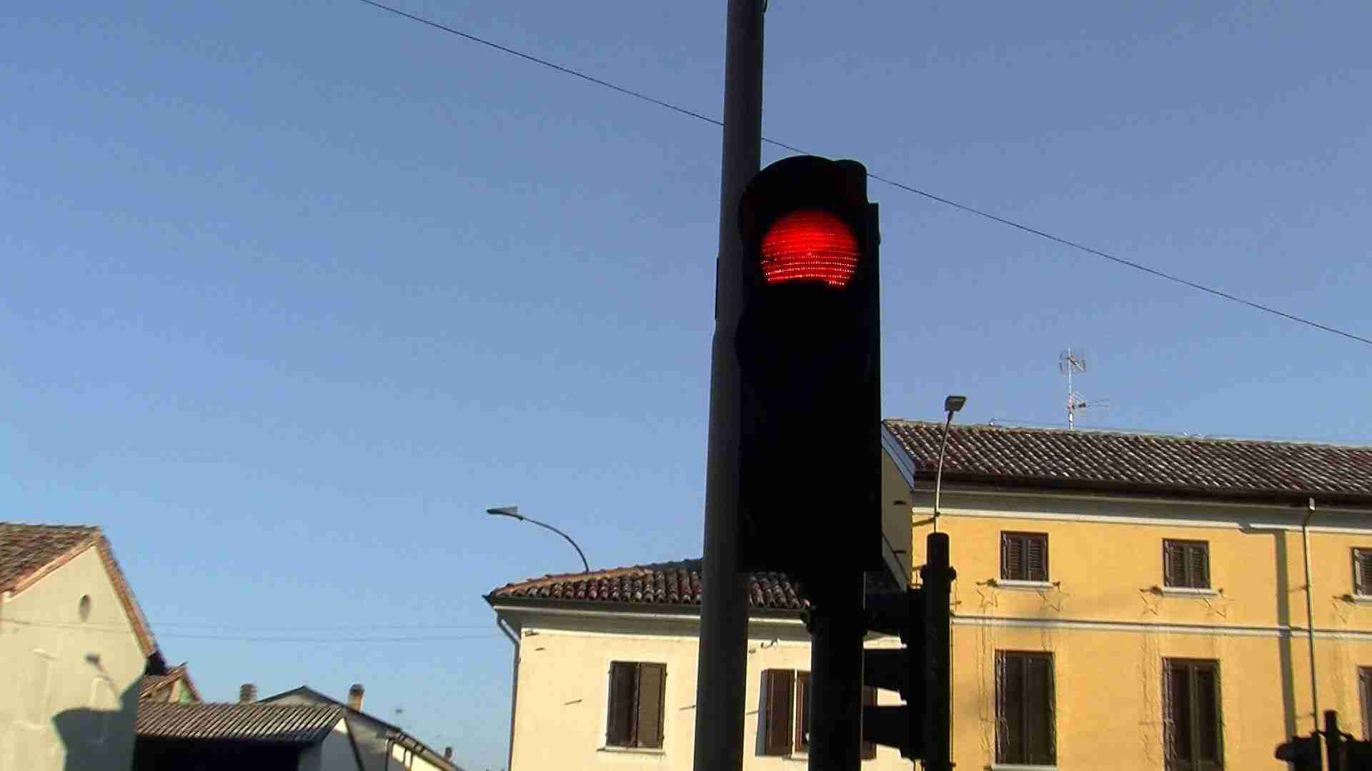 Garlasco, arriva il semaforo T-Red vicino alle scuole: si chiede più sicurezza