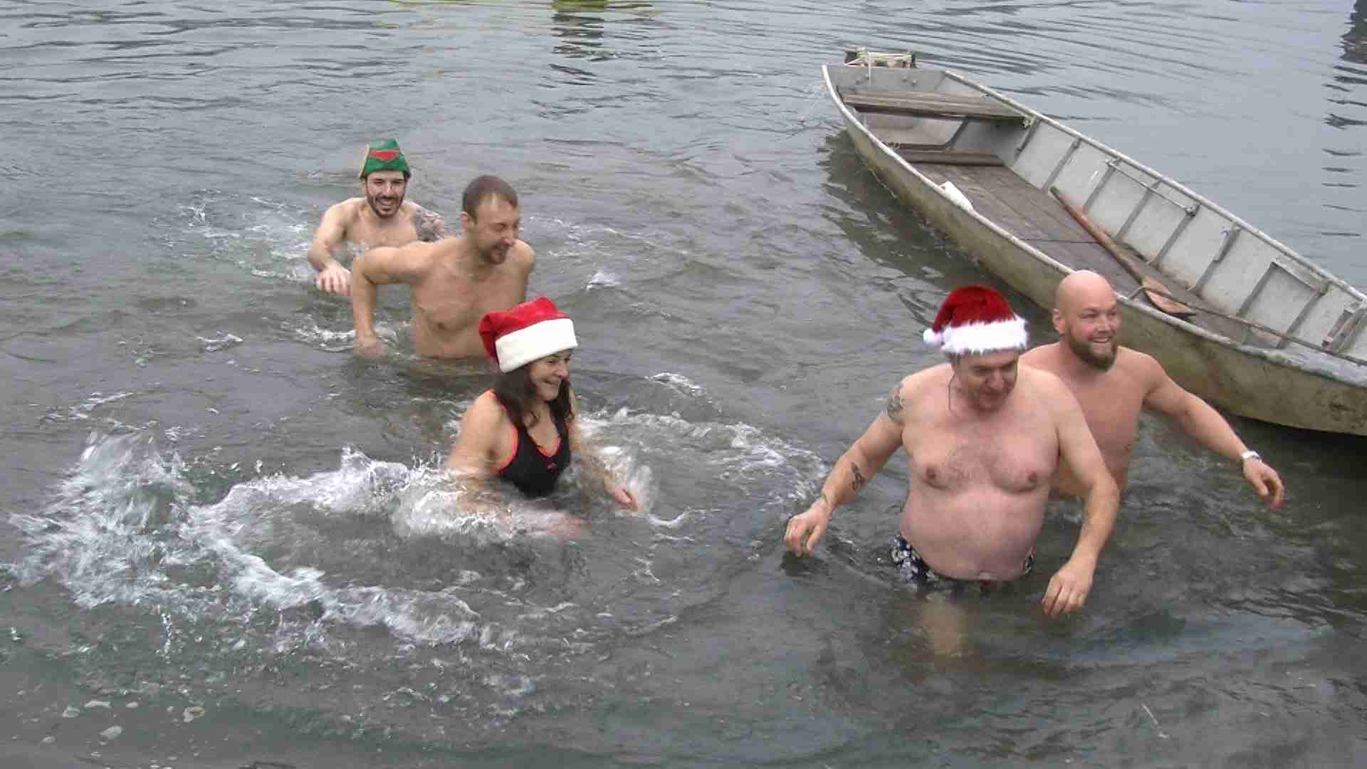 Lomello, il bagno nell’acqua gelida dell’Agogna per salutare il 2024