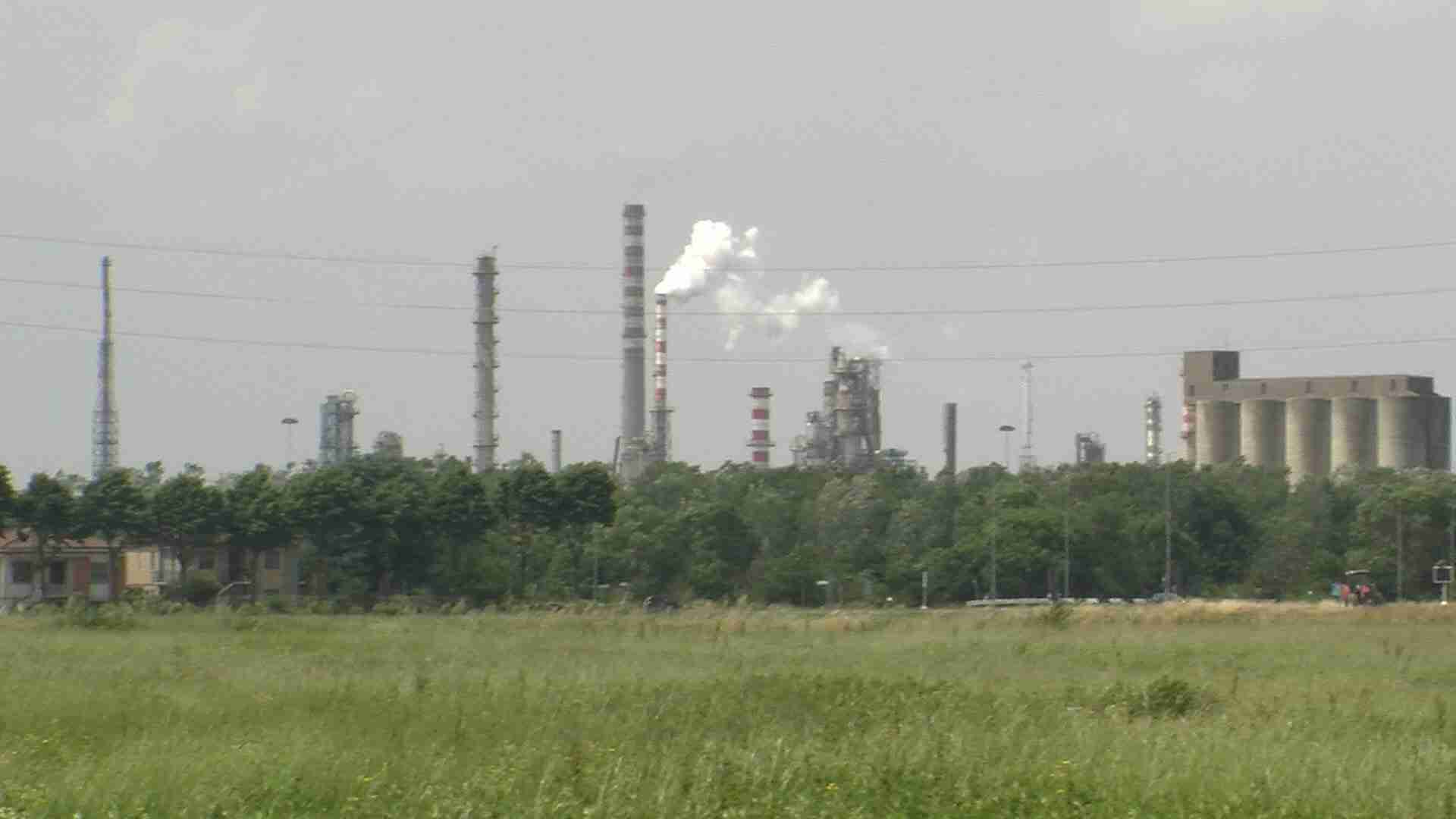 Sannazzaro, pirolisi di rifiuti. I cittadini: ”Siamo diventati una discarica”