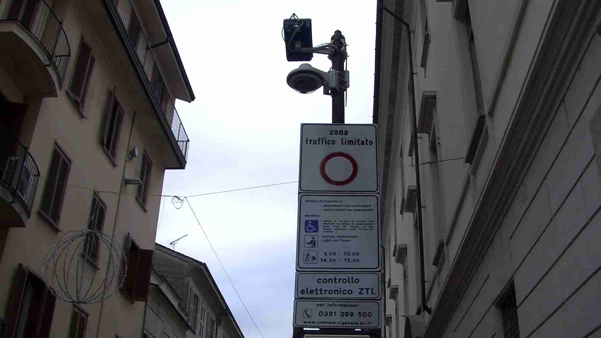 Ztl a Vigevano, cittadini divisi sulle nuove regole: ”Servono controlli”