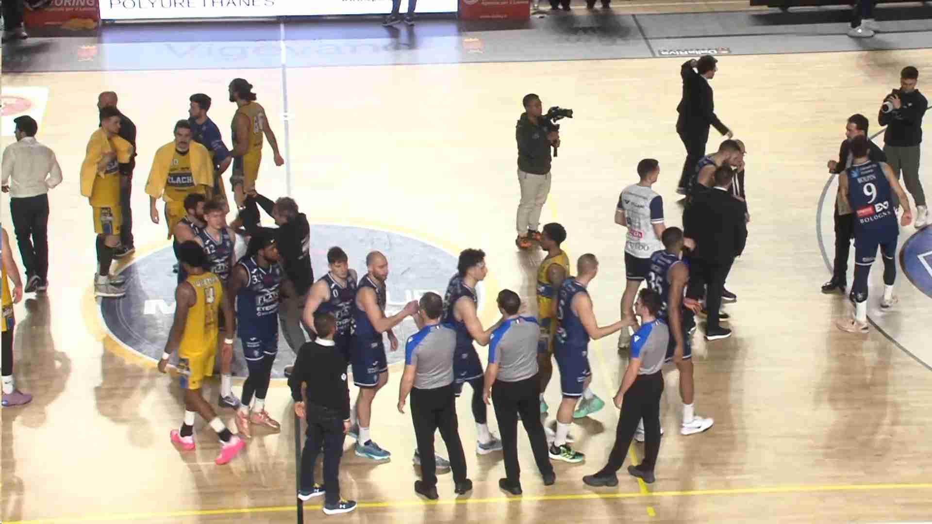 Basket A2, Vigevano si deve arrendere alla Fortitudo Bologna: 72-80