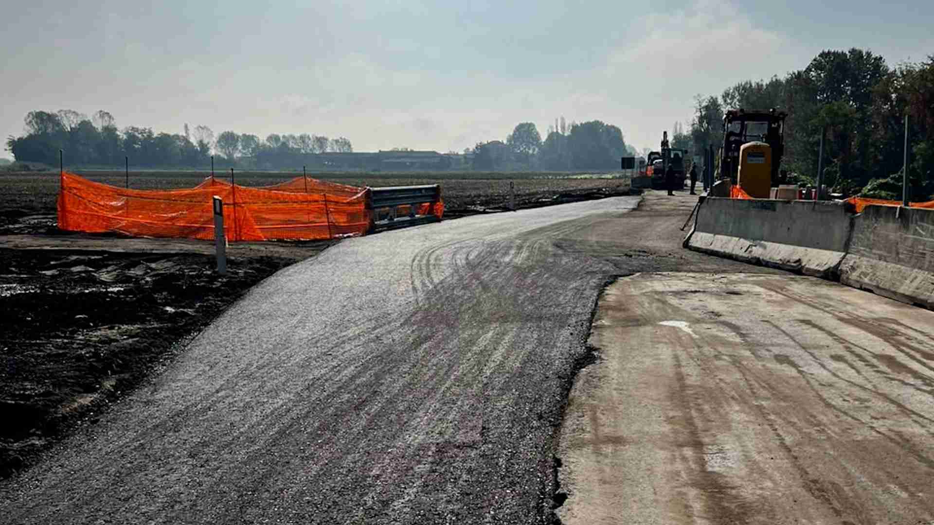 Strada crollata a Vigonzone, la ex statale 412 riaprirà martedì mattina