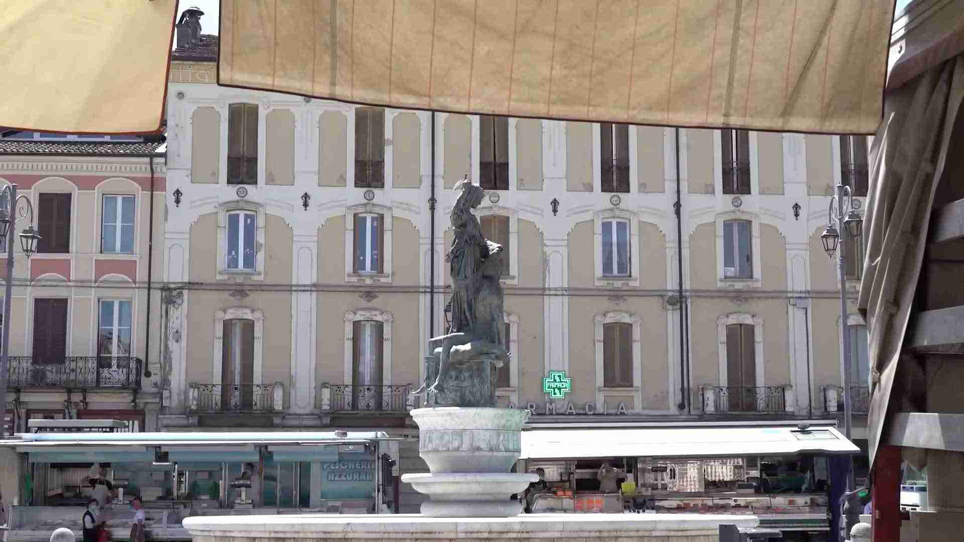 Casteggio, il ruscello si tinge di blu. Indagini in corso: sversamento o scherzo?