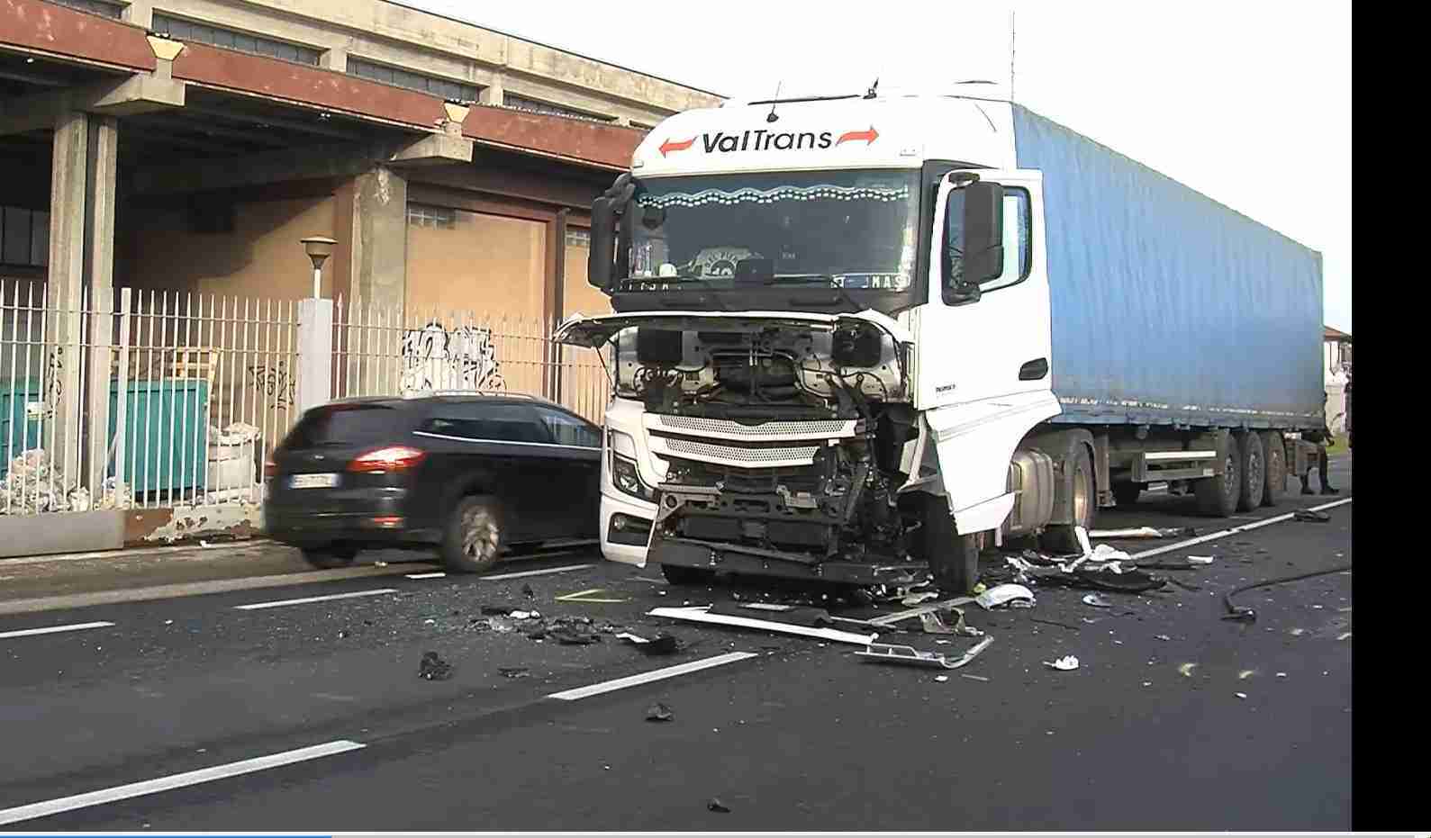 Vigevano si scontrano un tir, un auto e un furgone: code e disagi in viale Agricoltura