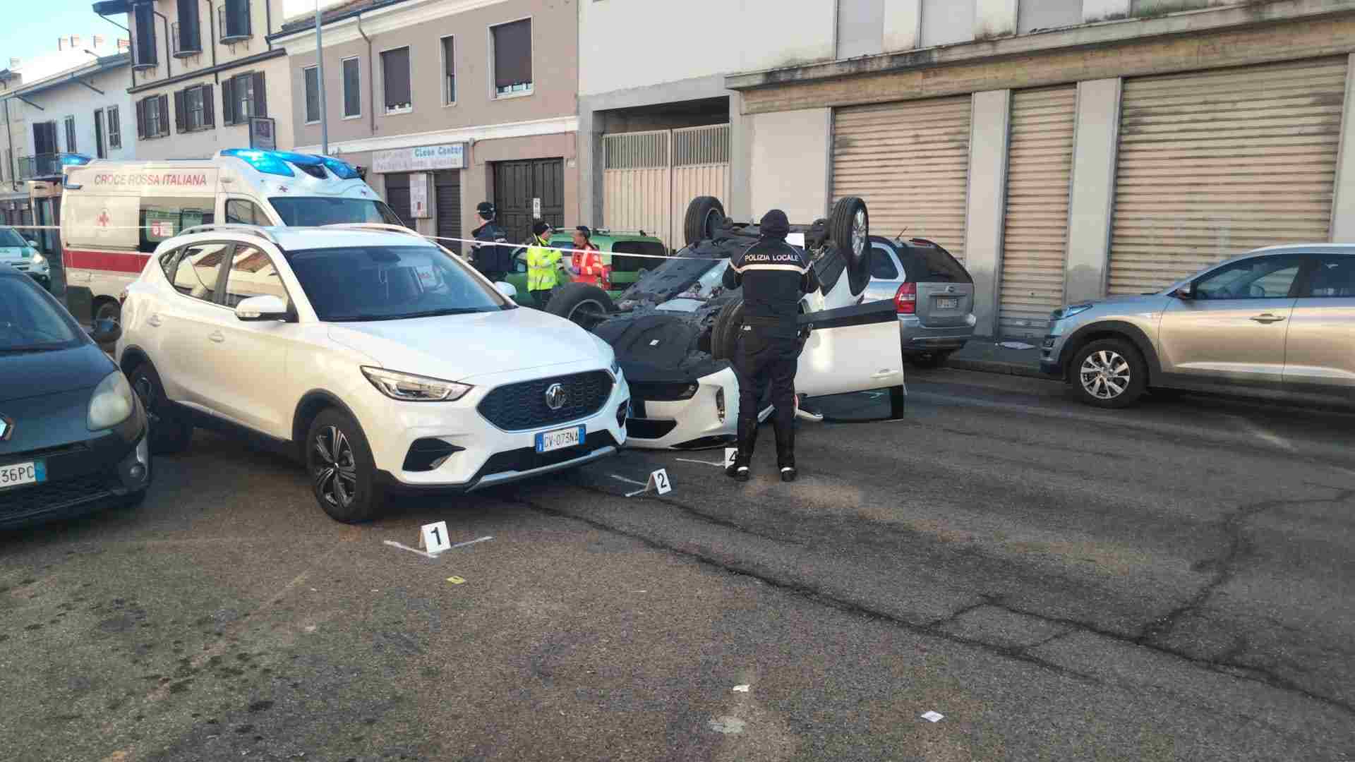 Vigevano, incidente in corso Milano prima del passaggio a livello: disagi per il traffico