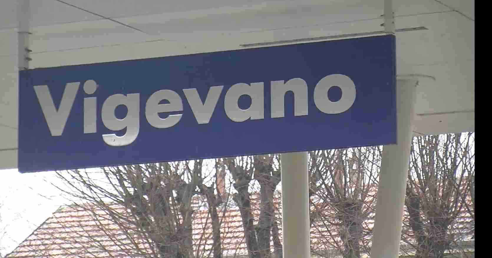Vigevano, tra ritardi e treni affollati la protesta dei pendolari lomellini