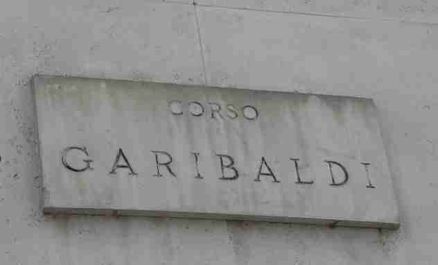 Accoltellano il buttafuori di un locale di corso Garibaldi, arrestati due 18enni