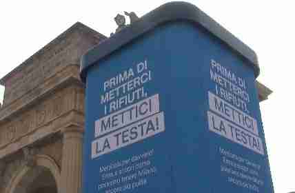 Cosa ci fa un maxi cestino alto 7 metri in centro a Milano? L’installazione comparsa in corso Como