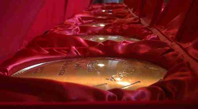 Le botteghe storiche di Milano premiate in Comune, tra loro anche la ‘Signora delle lampadine’