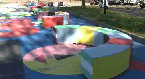 Colori, giochi e disegni alla Barona: la nuova ‘piazza aperta’ davanti alla scuola