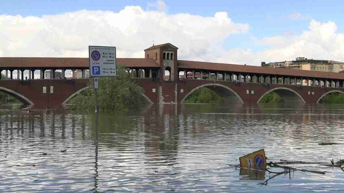 Maltempo a Pavia, il Ticino arriva alle abitazioni di via Milazzo