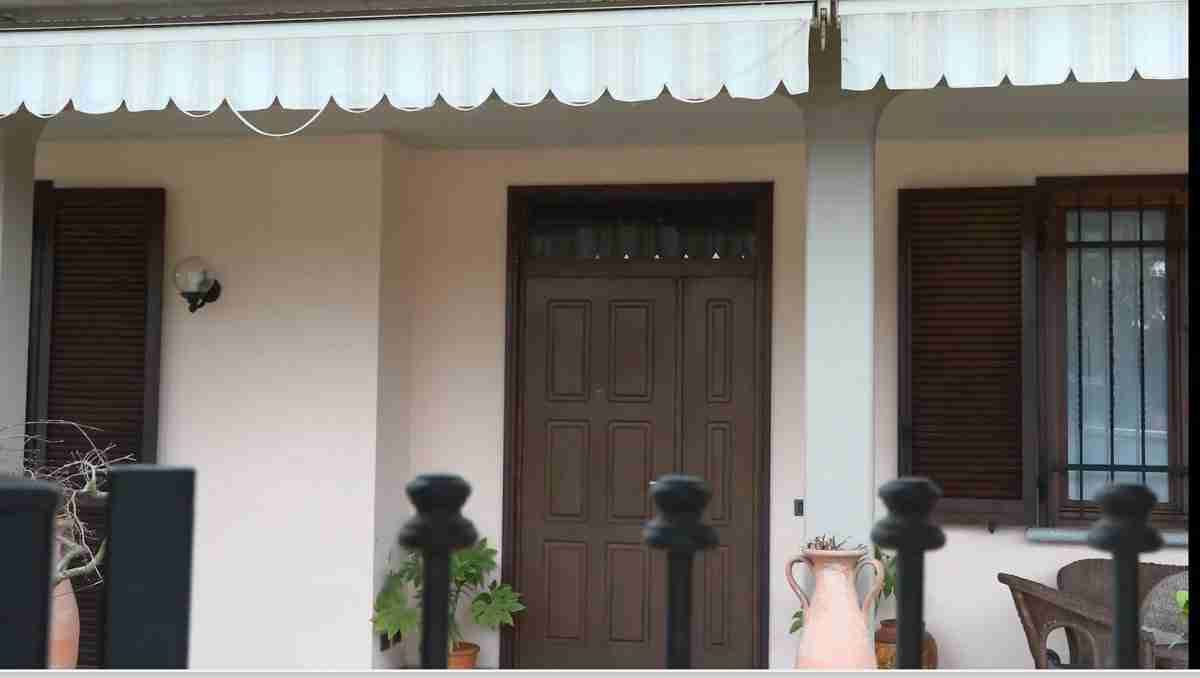 Delitto di Garlasco, gli inquirenti indagano anche su un’impronta sulla porta