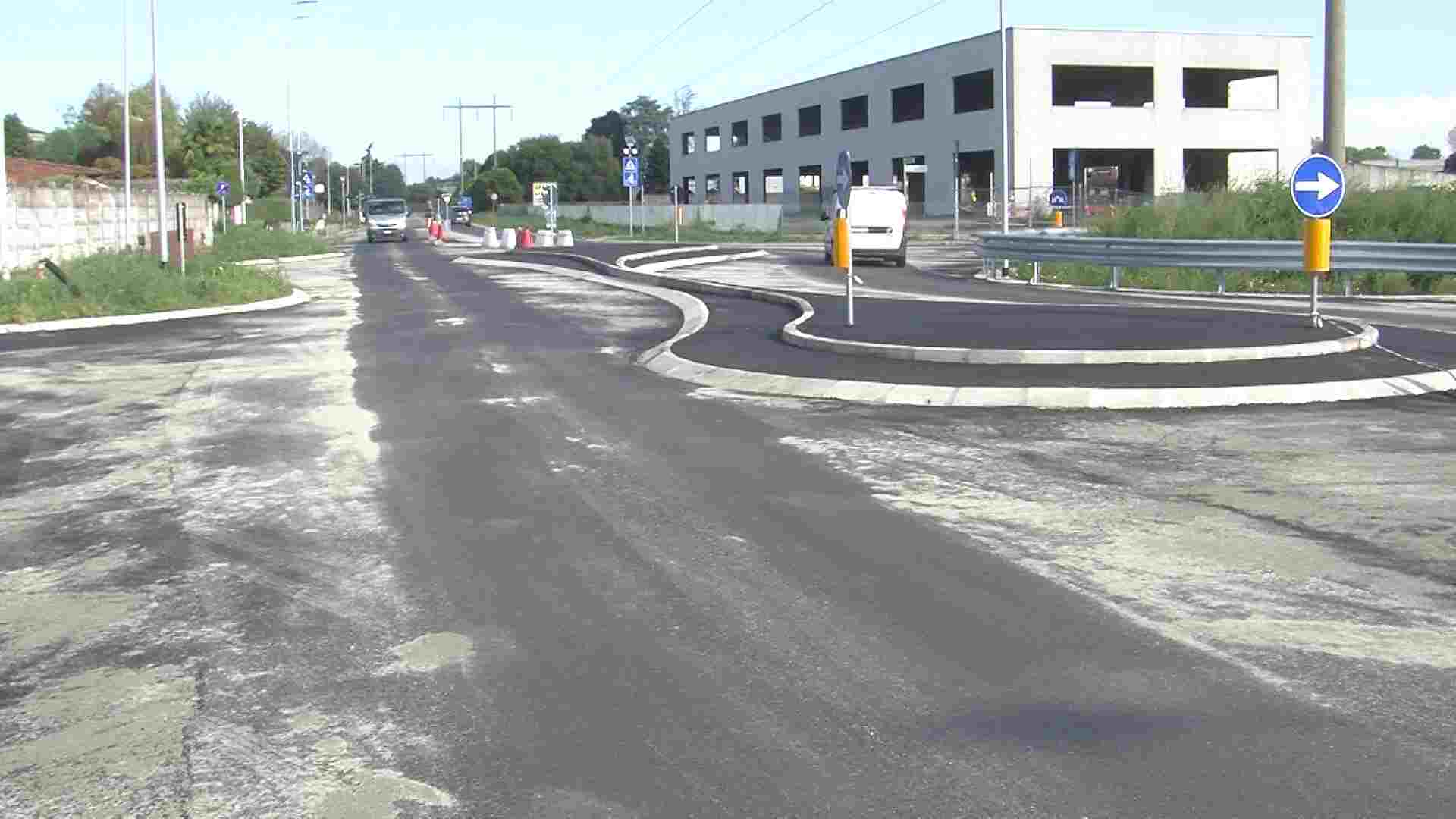 Gambolò, conclusa la rotonda delle polemiche in via Lomellina: fanno discutere costi e progetto